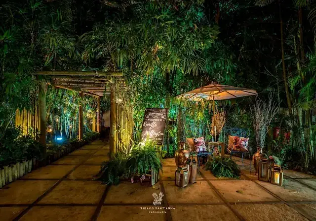 Espaço externo do Paradisus cercado por natureza